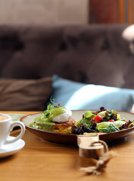 Hasch braun mit Ei und Soße zum Frühstück - Foto, Bild