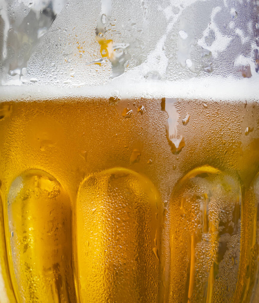 Cerveja dourada em um Stein de vidro para Oktoberfest. Caneca de cervejas de trigo em amizades despedidas de solteira no bar. - Foto, Imagem