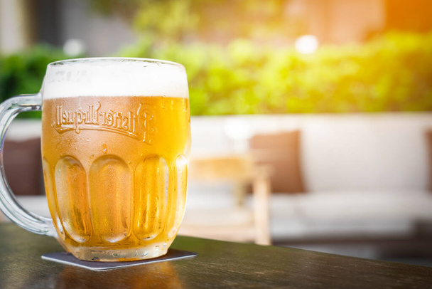 Golden Beer in a Glass Stein pour l'Oktoberfest. Pinte de brouillon de bières de blé en amitié Bachelorette Parties au bar. Bangkok, Thaïlande 19 oct. 2019 - Photo, image