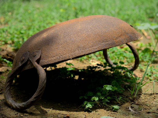 Velmi vzácné staré železo vyrobené smažení pan izolát na zahradním pozadí - Fotografie, Obrázek