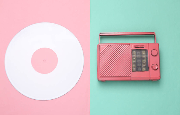音楽創造的なレイアウト。ピンクブルーの背景にホワイトレコードとピンクのラジオ受信機。ミニマリズム。最上階だ。平敷 - 写真・画像