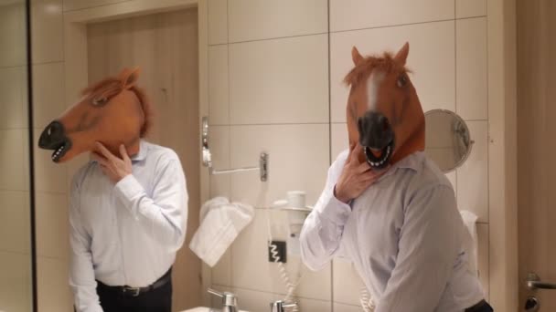 Έκπληκτος άνθρωπος με μάσκα αλόγου σε 4k - Πλάνα, βίντεο