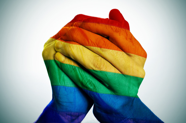 manos de hombre modeladas como la bandera del arco iris
 - Foto, Imagen