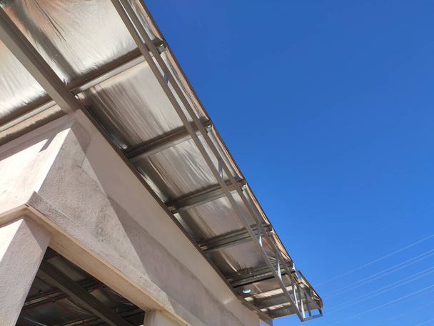 Alumiinifolio levyt käytetään lämmöneristys katon. Sijoitettu kattokerroksen alle. Se voi vähentää rakennukseen auringonvalosta siirtyvää lämpöä. - Valokuva, kuva