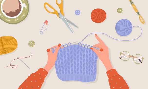 編み物のプロセス。糸の玉。針と糸で女性の手。職場のトップビュー。テーラーショップの要素。手描きベクトルイラスト平漫画風 - ベクター画像