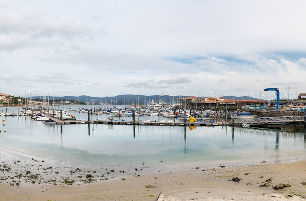 SANXENXO, ESPAGNE - 21 MAI 2021 : Vue panoramique du yacht club de Sanxenxo rempli de petits voiliers par un jour nuageux du printemps, Pontevedra, Espagne. - Photo, image