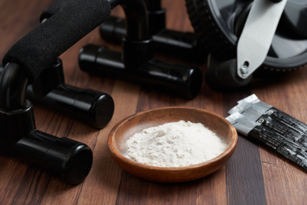 Suplementos en polvo y herramientas de entrenamiento muscular para entrenamiento - Foto, Imagen