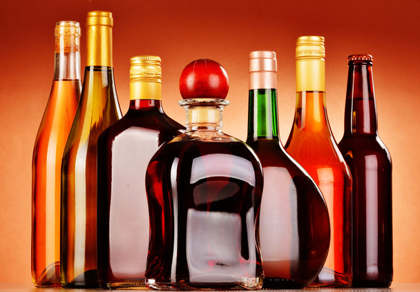 válogatott alkoholos italok, beleértve a sör és a bor a palack - Fotó, kép