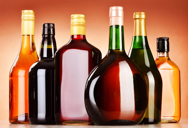 válogatott alkoholos italok, beleértve a sör és a bor a palack - Fotó, kép
