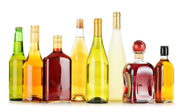 flessen van diverse alcoholhoudende dranken geïsoleerd op wit - Foto, afbeelding
