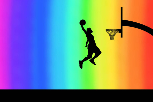 Баскетболисты прыгают через силуэты на красивой открытой баскетбольной площадке вечером. - Фото, изображение