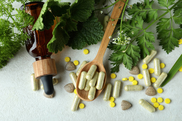 Conceito de pílulas de ervas medicinais na tabela texturizada branca, vista superior - Foto, Imagem
