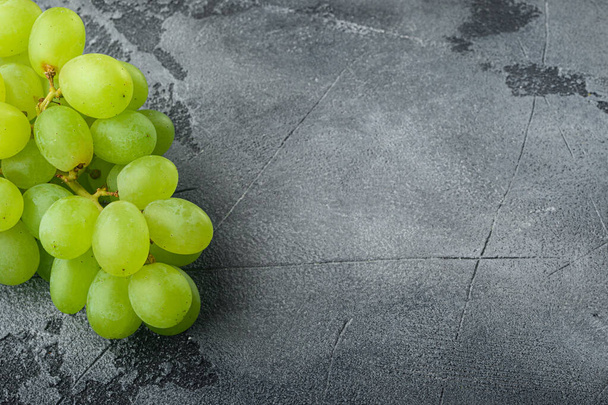 シャイングレープフルーツセット、緑の果物、灰色の石の背景に、テキストのためのコピースペース - 写真・画像