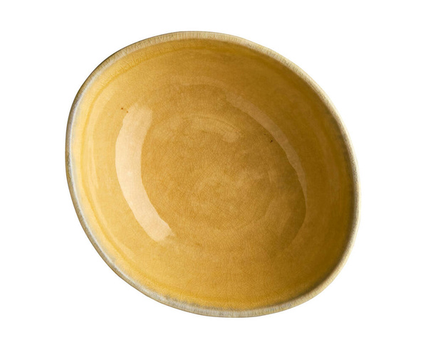 Pusta ceramiczna miska w owalnym kształcie, Klasyczna żółta miska odizolowana na białym tle ze ścieżką wycinania, Widok z góry  - Zdjęcie, obraz