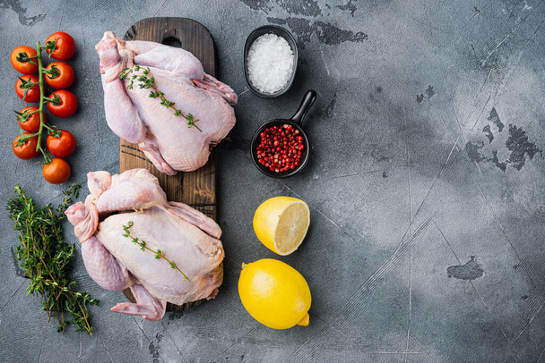 Φρέσκο ακατέργαστο ολόκληρο σφάγιο κοτόπουλου με βότανα και συστατικά, σε γκρι φόντο, πάνω όψη με χώρο αντιγραφής για κείμενο - Φωτογραφία, εικόνα