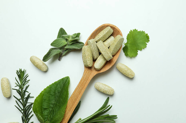Konzept der pflanzlichen Medizin Pillen auf weißem Hintergrund, Nahaufnahme - Foto, Bild