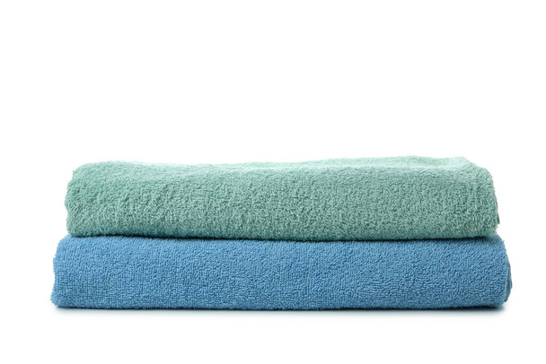 Складные чистые полотенца изолированы на белом фоне - Фото, изображение