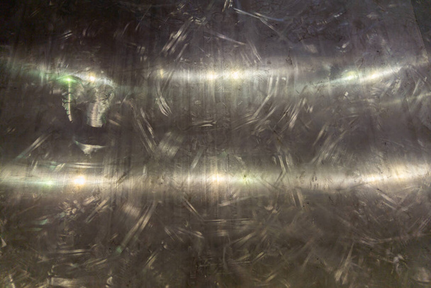 γδαρμένο γυαλιστερό φύλλο αλουμινίου μεταλλικό δάπεδο πλήρες πλαίσιο φόντο - Φωτογραφία, εικόνα