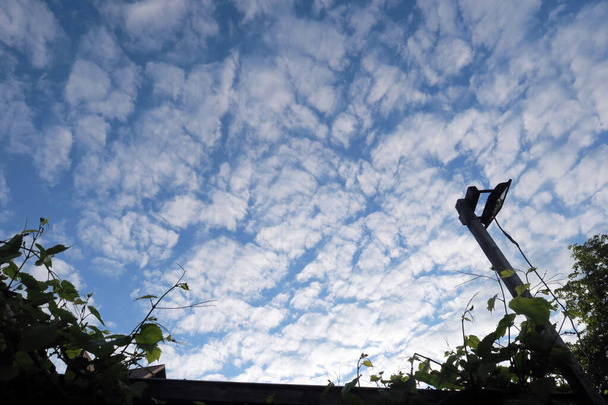 Güneşli bir günde güzel gökyüzü ve gri bulutlar - Fotoğraf, Görsel