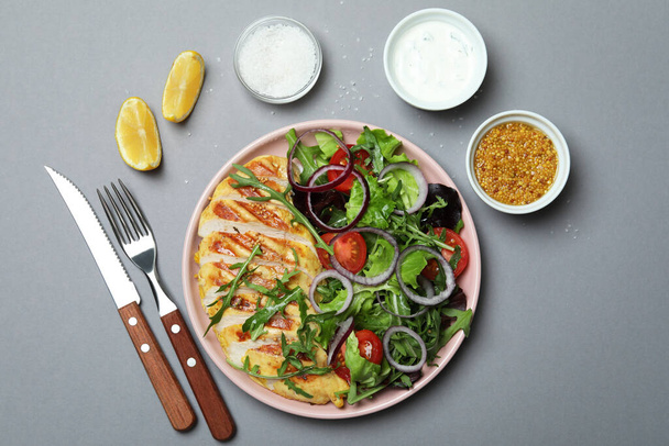 グレーを基調にグリルチキンとサラダとおいしい食事の概念 - 写真・画像