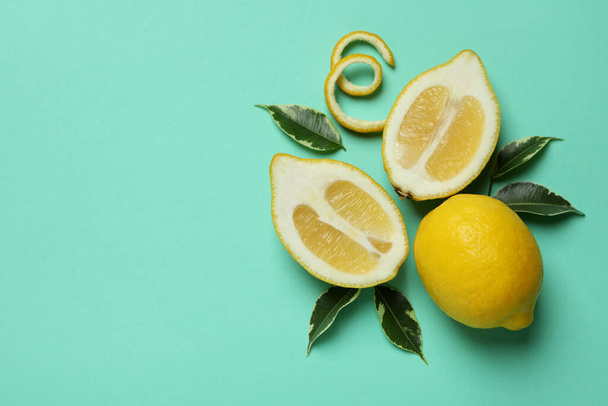 Спелые лимоны на фоне мяты, место для текста - Фото, изображение