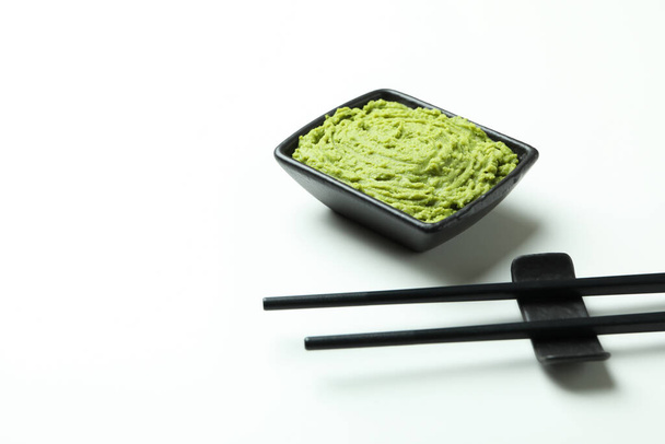 Chopsticks e molho wasabi no fundo branco - Foto, Imagem