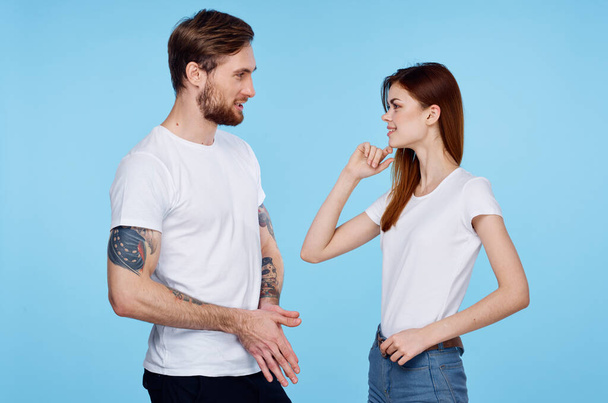 homme avec tatouages à côté de la communication femme sortir ensemble amitié styles modernes - Photo, image
