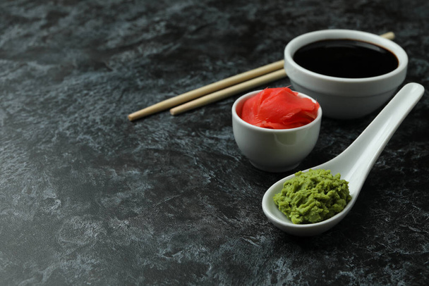 Концепція суші, що їдять на чорному тлі диму
 - Фото, зображення