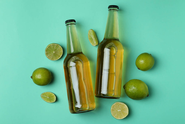 Butelki piwa i limonki na tle mięty - Zdjęcie, obraz