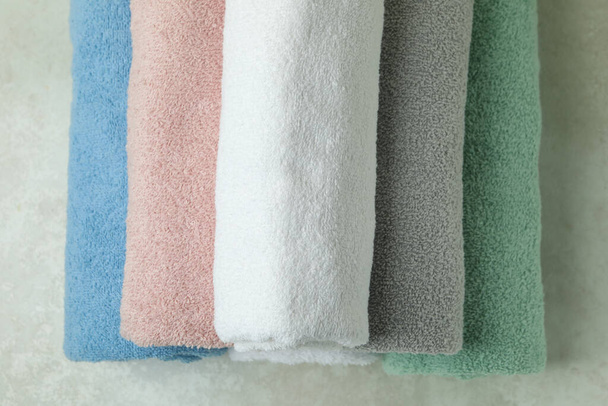 Чистые полотенца на текстурированном фоне, вид сверху - Фото, изображение