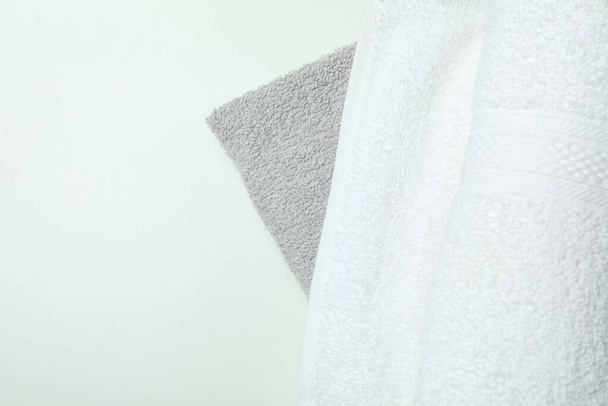 Καθαρές διπλωμένες πετσέτες σε λευκό φόντο, χώρος για κείμενο - Φωτογραφία, εικόνα