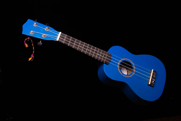 Siyah arkaplanda mavi ukuleleler - Fotoğraf, Görsel