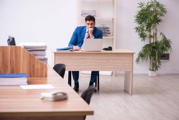 Jonge zakenman werkzaam in het kantoor - Foto, afbeelding