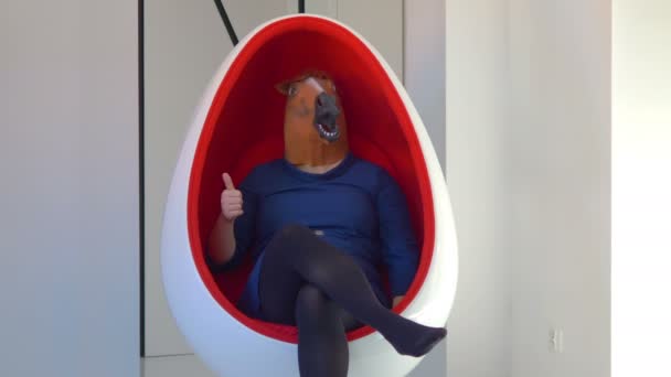 Mujer en una máscara de caballo que muestra ok en 4k cámara lenta 60fps - Imágenes, Vídeo
