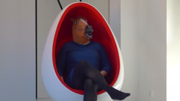 Γυναίκα σε μια μάσκα αλόγου δείχνει εντάξει σε 4k αργή κίνηση 60fps - Πλάνα, βίντεο