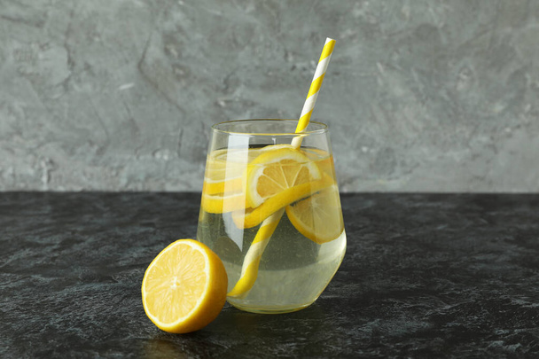 Bicchiere di limonata su tavolo fumoso nero - Foto, immagini