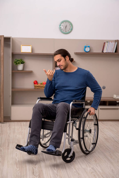 Joven en silla de ruedas sufriendo en casa - Foto, Imagen