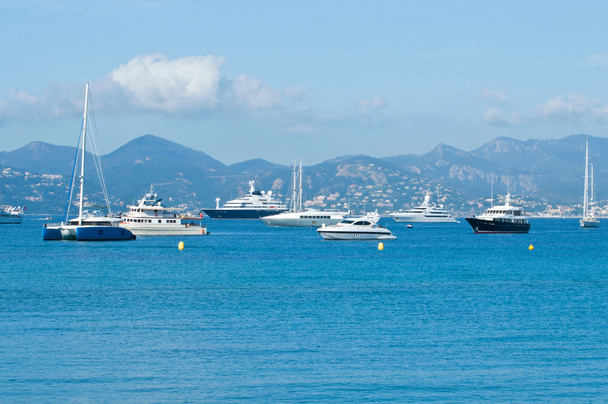 Hermosos yates en un mar azul brillante en Cannes, Francia
 - Foto, Imagen