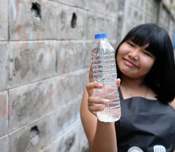 Woda pitna w plastikowych butelkach, które są dostępne w sklepach. - Zdjęcie, obraz