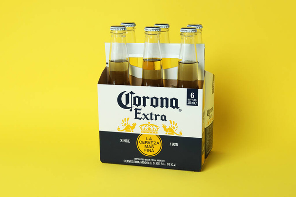 Sarı zemin üzerinde Corona Extra olan karton kutu - Fotoğraf, Görsel