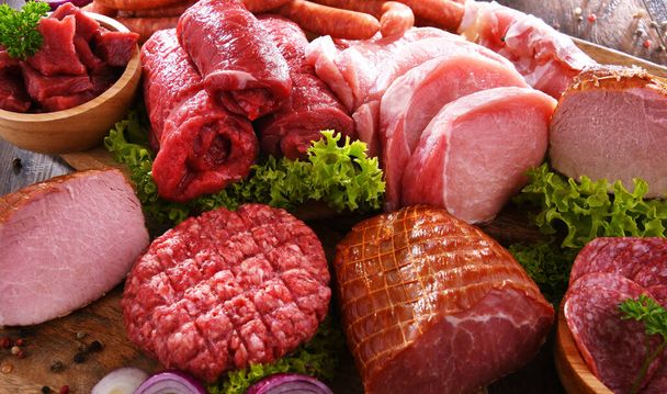 Composizione con prodotti a base di carne assortiti - Foto, immagini
