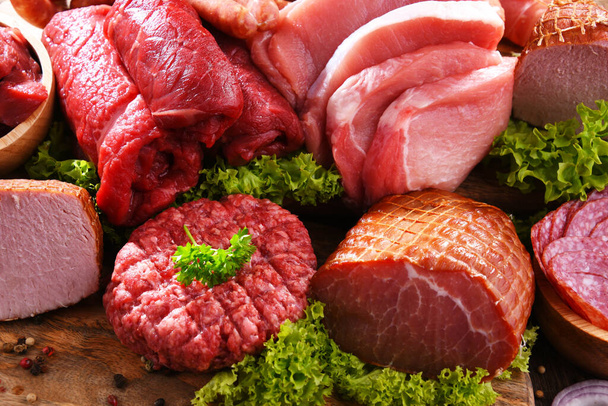 Composition avec des produits de viande variés - Photo, image