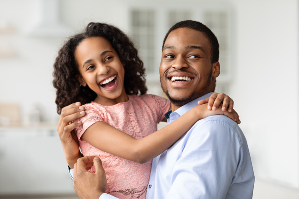 Beautiful black father and daughter posing at home - Foto, Imagen