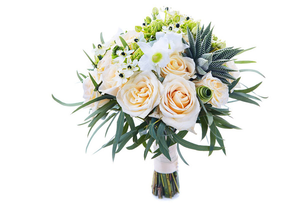 Elegante ramo de flores de boda aislado sobre fondo blanco. gran ramo de flores multicolores de diferentes especies. Composición floral. - Foto, Imagen