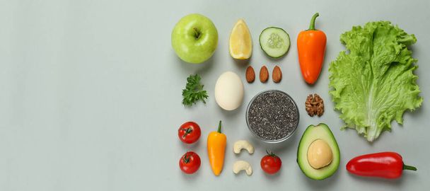 Concepto de nutrición saludable sobre fondo gris claro - Foto, imagen