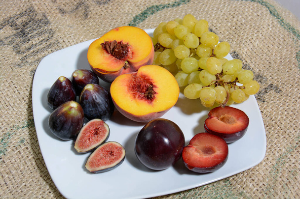 свежие фрукты из итальянской сельской местности - Фото, изображение