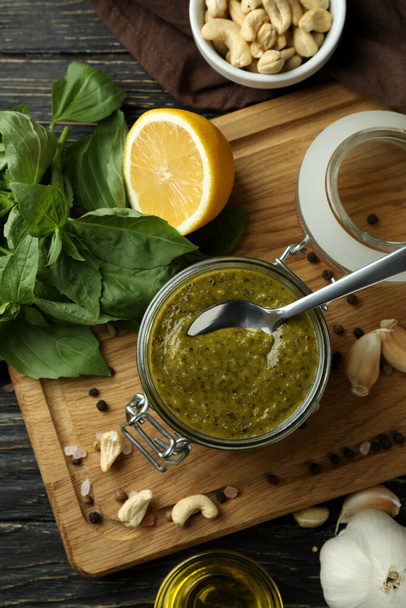 Pesto-Sauce und Zutaten zum Kochen auf Holzboden - Foto, Bild