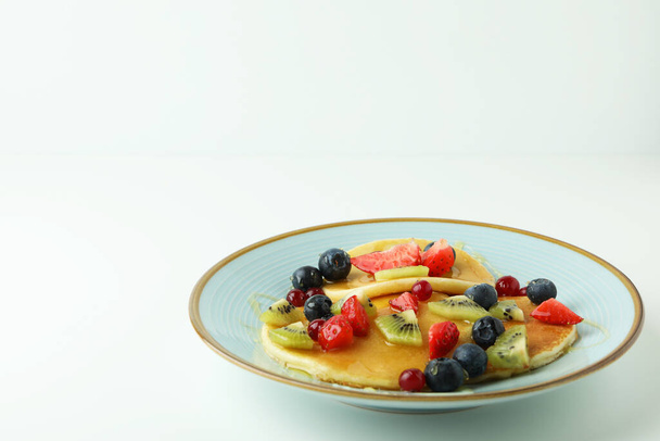 Konzept der köstlichen Dessert mit Pfannkuchen auf weißem Hintergrund - Foto, Bild