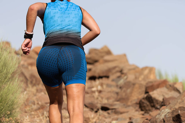 Trail running donna sul sentiero di montagna esercizio
 - Foto, immagini