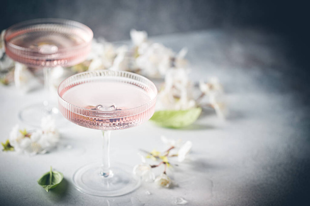 Pink cosmopolitan cocktail - 写真・画像